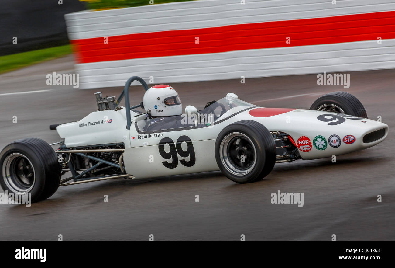 1967 Brabham-Ford BT21 con autista Mike Leigh durante il Derek Bell Cup gara a Goodwood GRRC LXXV Assemblea dei Soci, Sussex, Regno Unito. Foto Stock