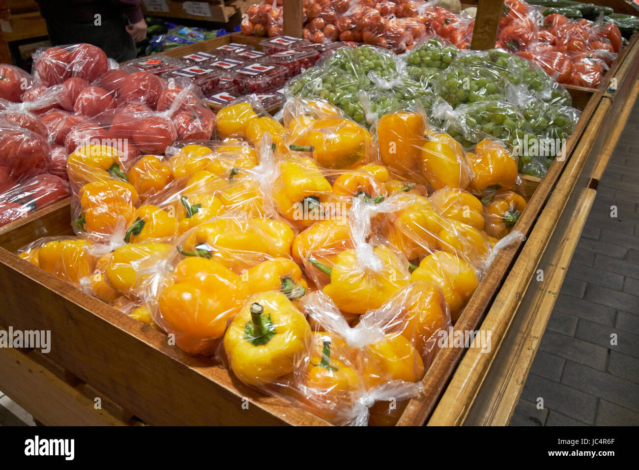 Insaccò peperoni e frutti al Reading Terminal Market food court Philadelphia STATI UNITI D'AMERICA Foto Stock