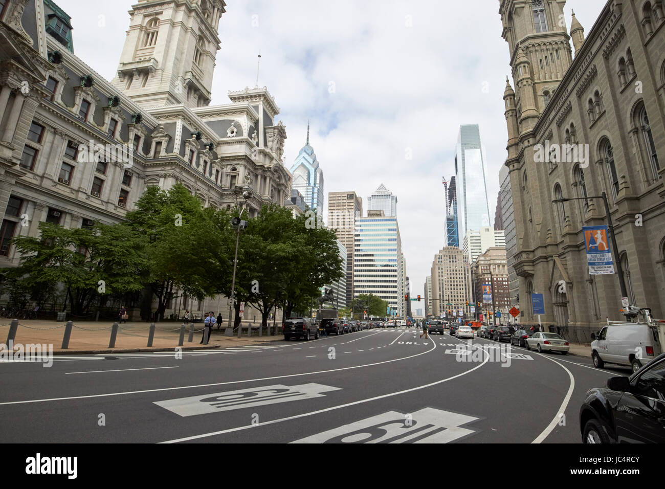 Guardando lungo John F Kennedy boulevard da Philadelphia city hall attraverso la Pennsylvania route 3 STATI UNITI D'AMERICA Foto Stock