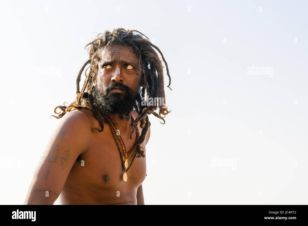 Ritratto di un sadhu, uomo santo, su una piattaforma presso il fiume sacro Gange a meer ghat nel sobborgo godowlia Foto Stock