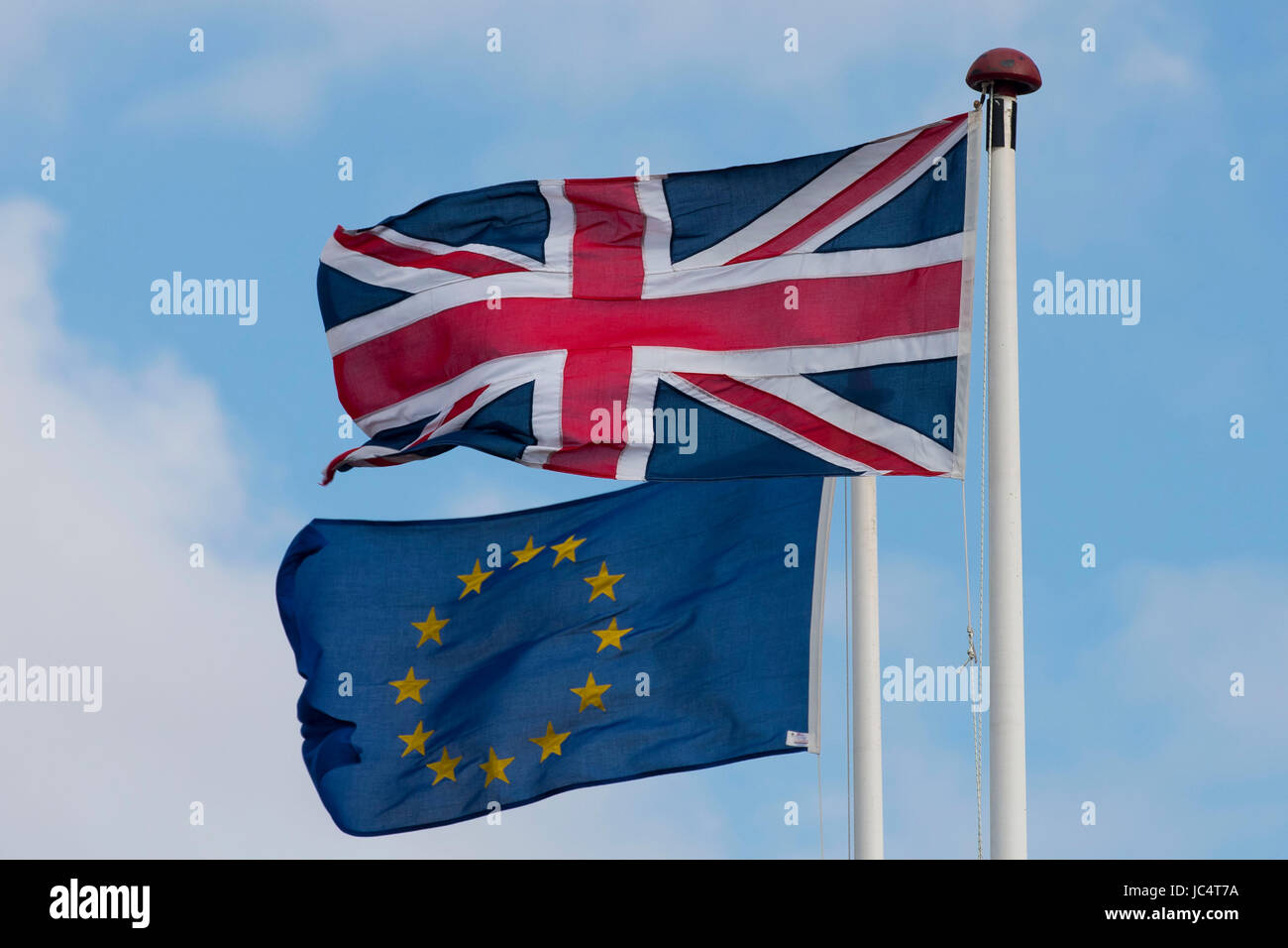 Unione europea e britannica Union Jack Flag soffiare del vento. Il Regno Unito ha votato per lasciare la UE in un referendum. Foto Stock
