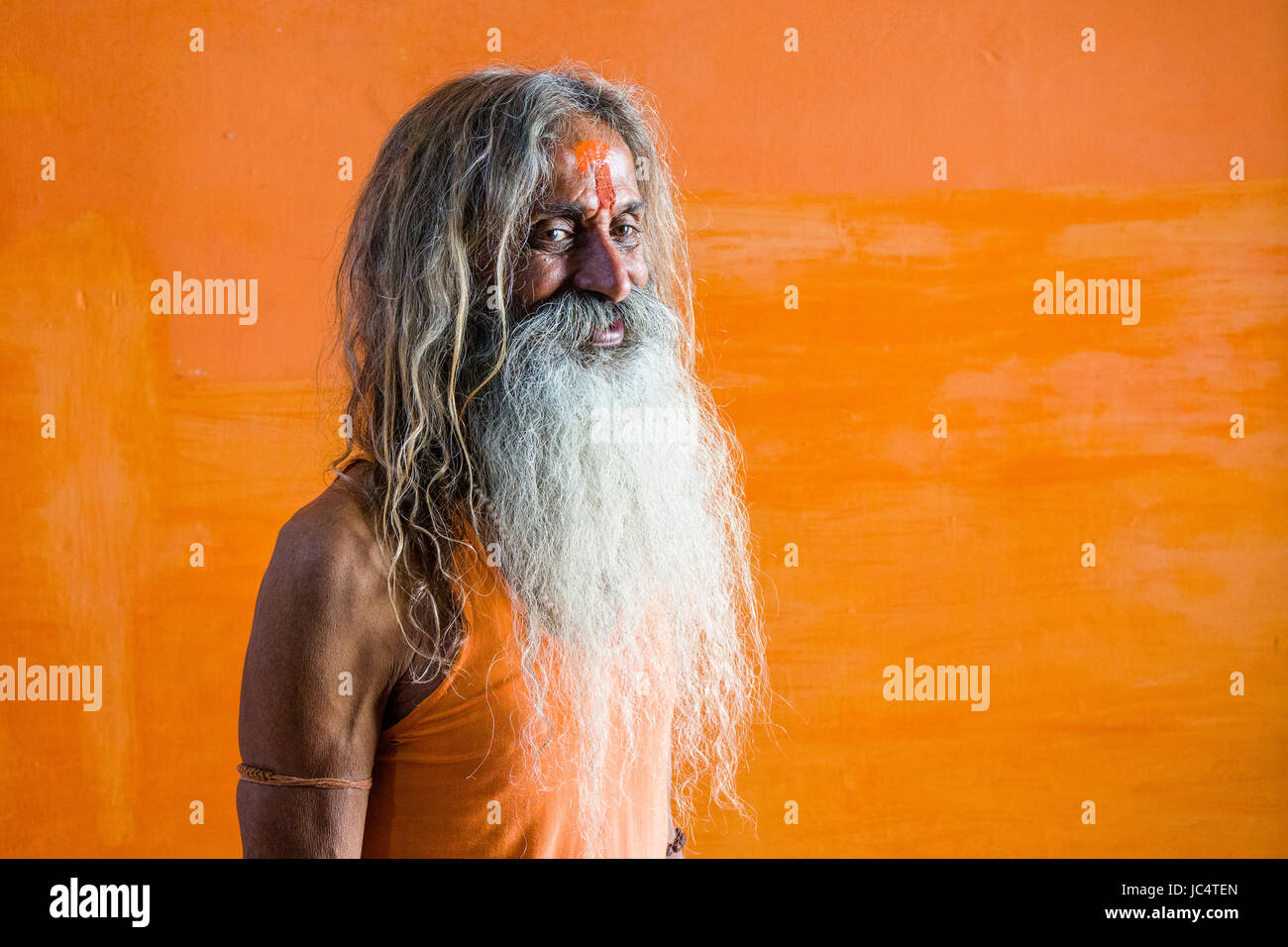 Ritratto di un sadhu, uomo santo, presso il fiume sacro Gange a lalita ghat nel sobborgo godowlia Foto Stock