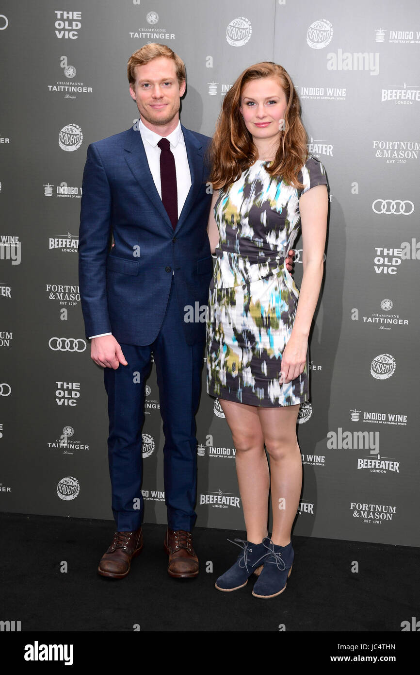 Claudia Jolly e Sam Reid che arrivano al Summer Party 199 per la Old Vic tenutosi presso la fabbrica di birra di Londra. Foto Stock