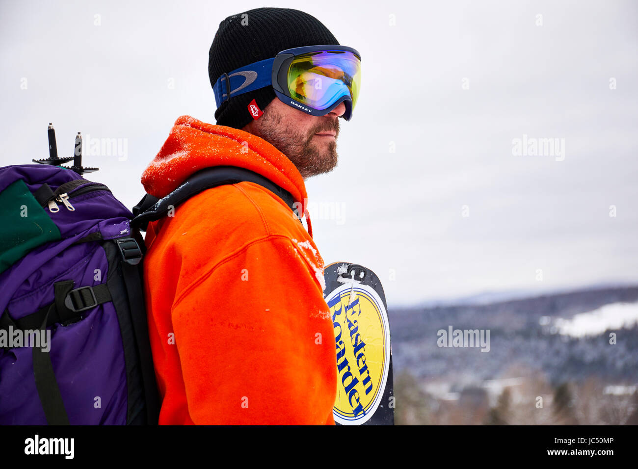 Ritratto di un backcountry snowboarder. Foto Stock