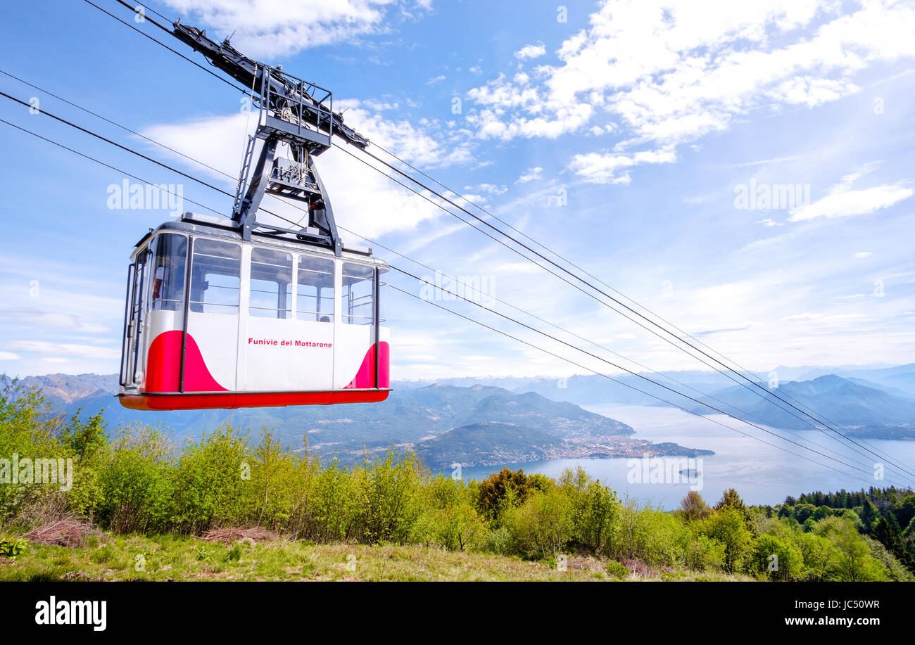 Stresa, Italia, 22 maggio 2017 - antenna di una cabina di funivia si scende dal monte Mottarone top sul Lago Maggiore Foto Stock