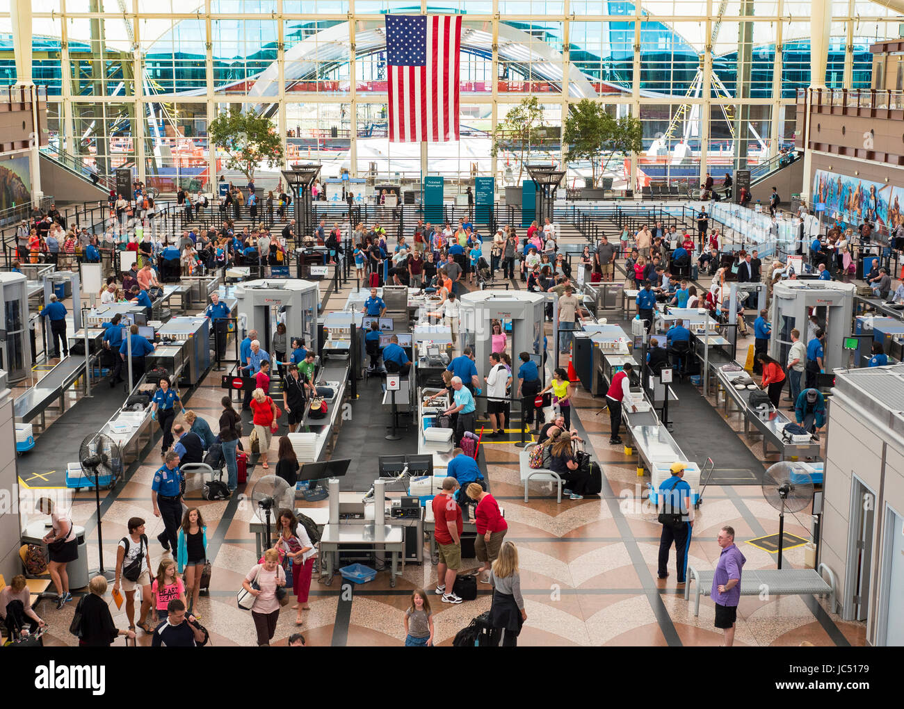 Occupato TSA checkpoint di sicurezza a Denver, Colorado Aeroporto Internazionale. Foto Stock