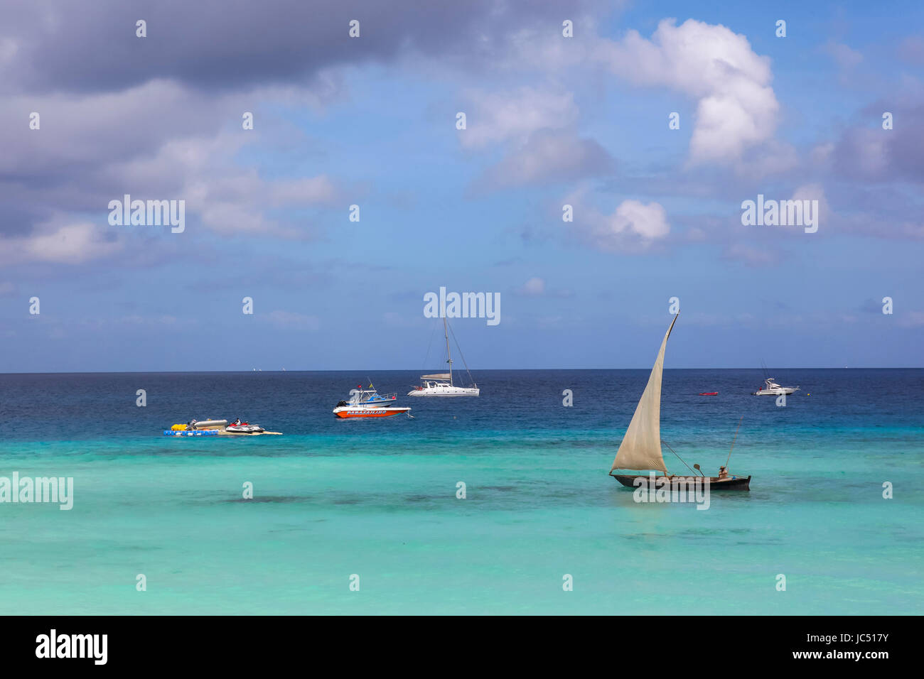 Una varietà di imbarcazioni ormeggiate lungo la spiaggia di Nungwi, Zanzibar Foto Stock