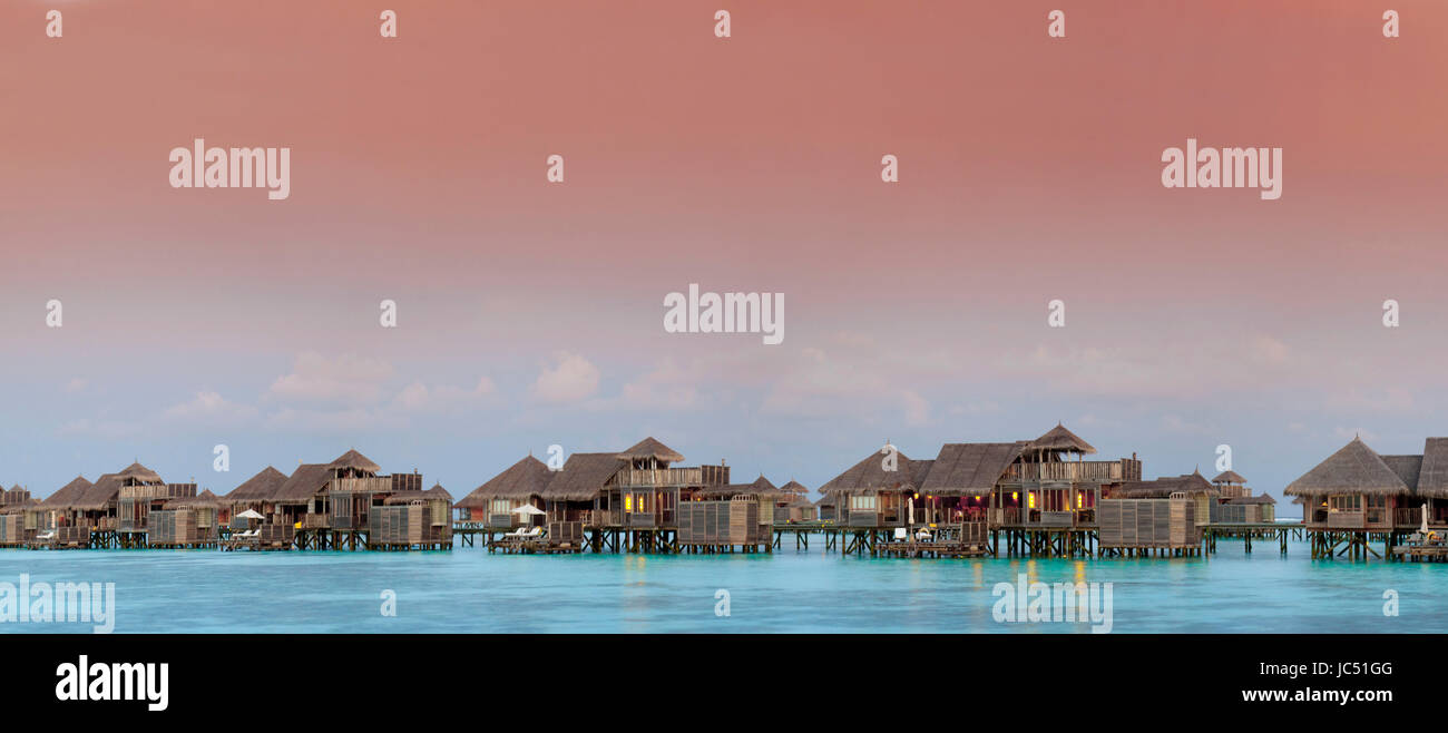 Vista panoramica del cielo pastello su ville a Gili Lankanfushi Island, Maldive Foto Stock