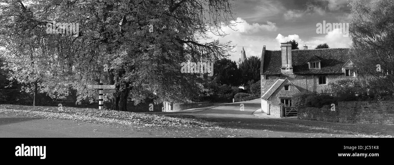 Vista autunnale del villaggio verde a Duddington village, Northamptonshire, Inghilterra; Gran Bretagna; Regno Unito Foto Stock