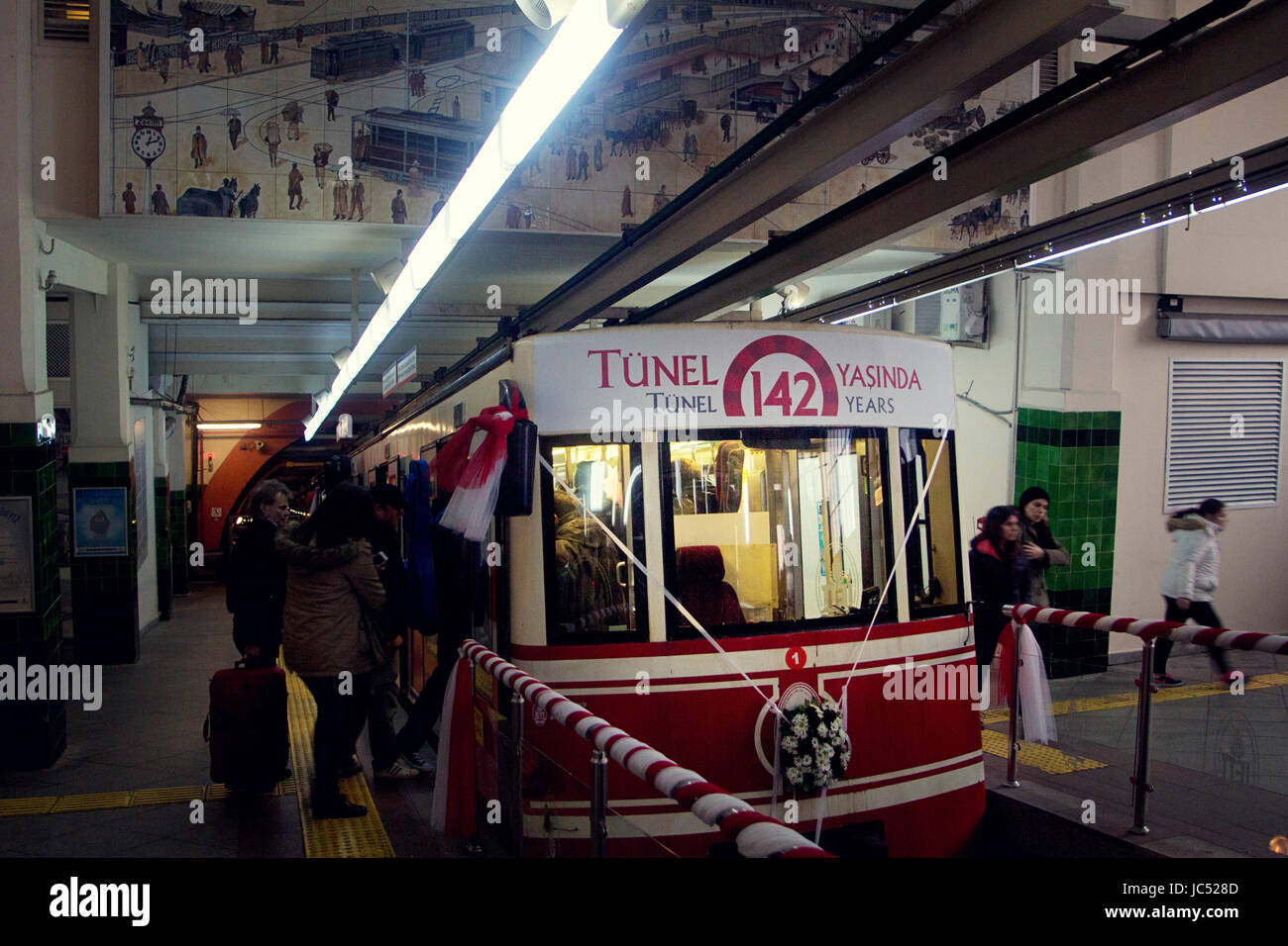 Taksim Funicolare Tunnel linea ferroviaria. Istanbul TURCHIA Foto Stock