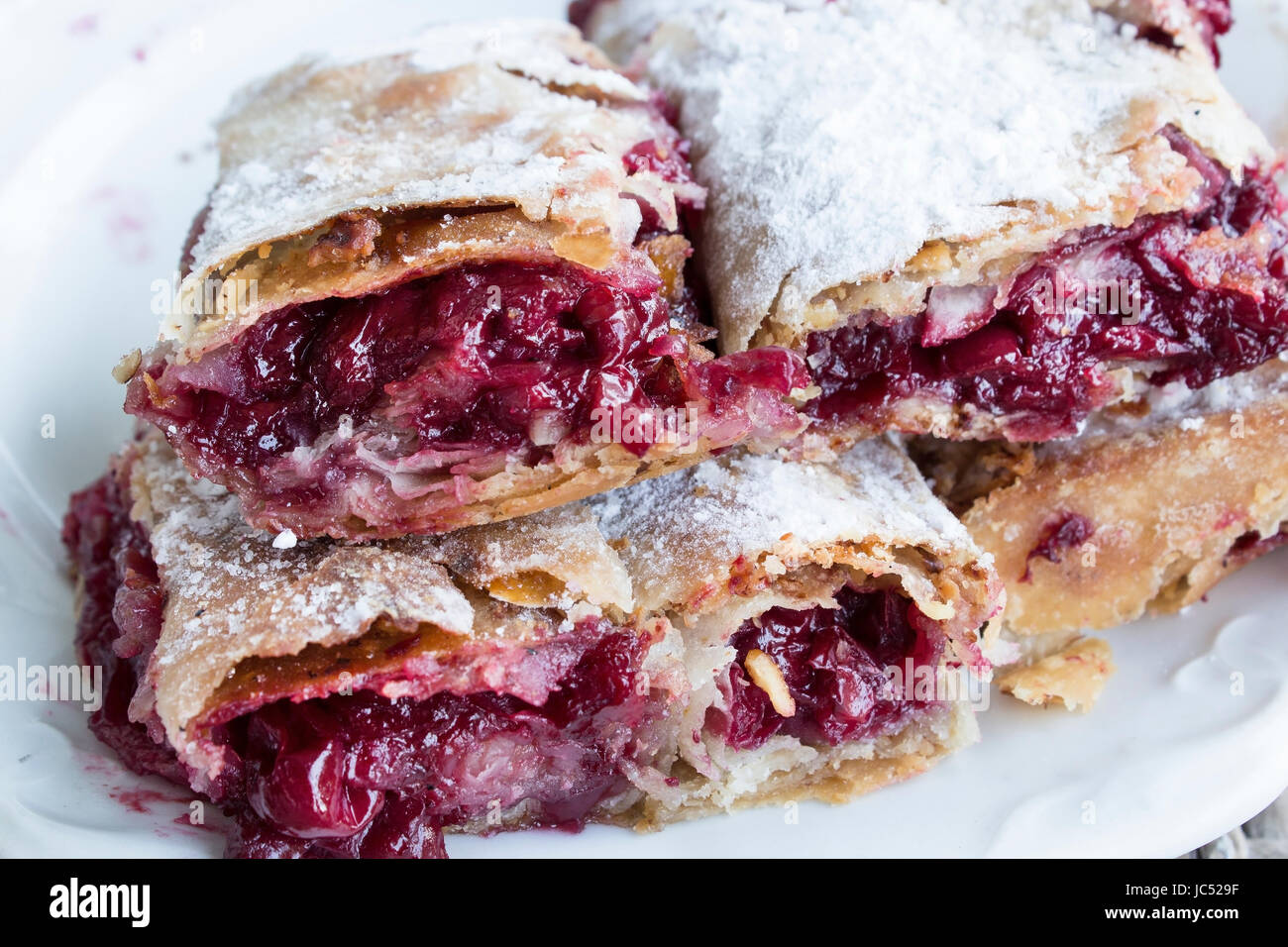 Croccante fresca ciliegia sulla torta una piastra. Foto Stock