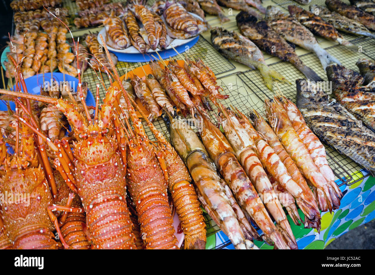 Close up di aragosta e altri frutti di mare venduto a Asian Night Market Foto Stock