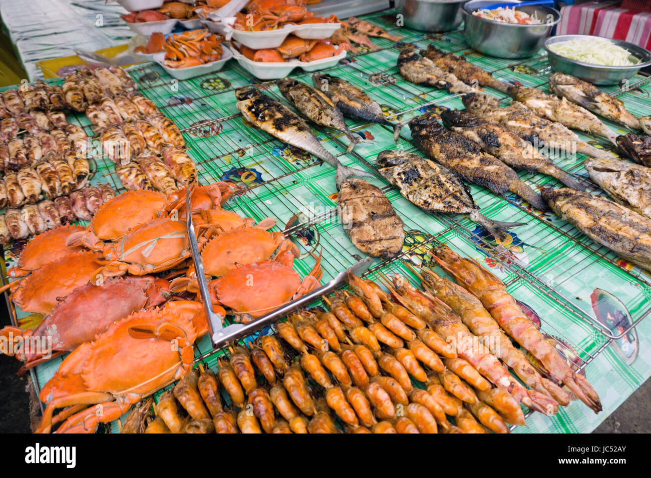 Pesce alla griglia in filippino mercato notturno in Kota Kinabalu sabah Borneo Foto Stock