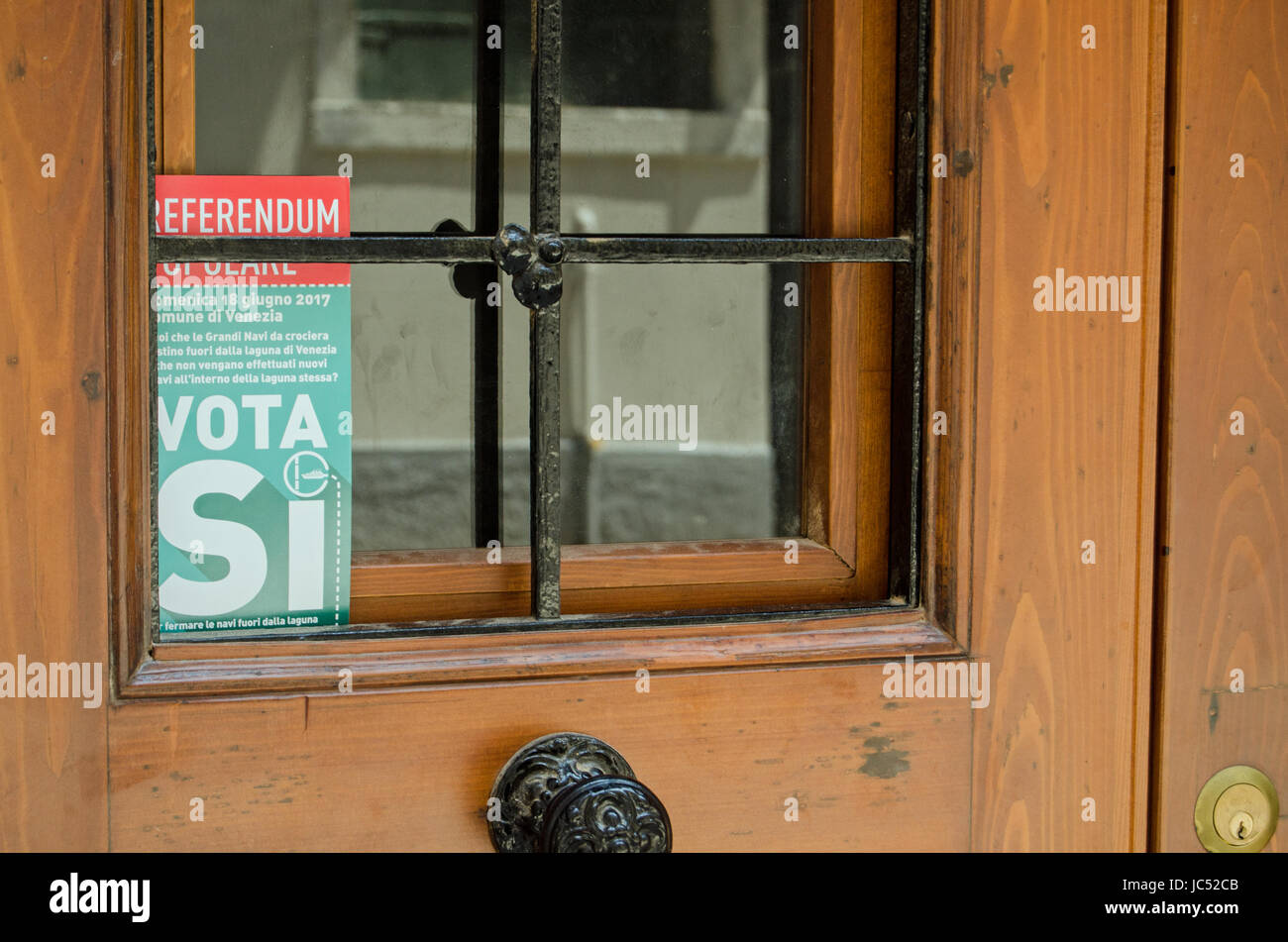 Venezia, Italia - 13 giugno 2017: un opuscolo per la promozione di un voto contro più navi di crociera docking nella Laguna veneziana. Un referendum è dovuto ad essere detenute o Foto Stock