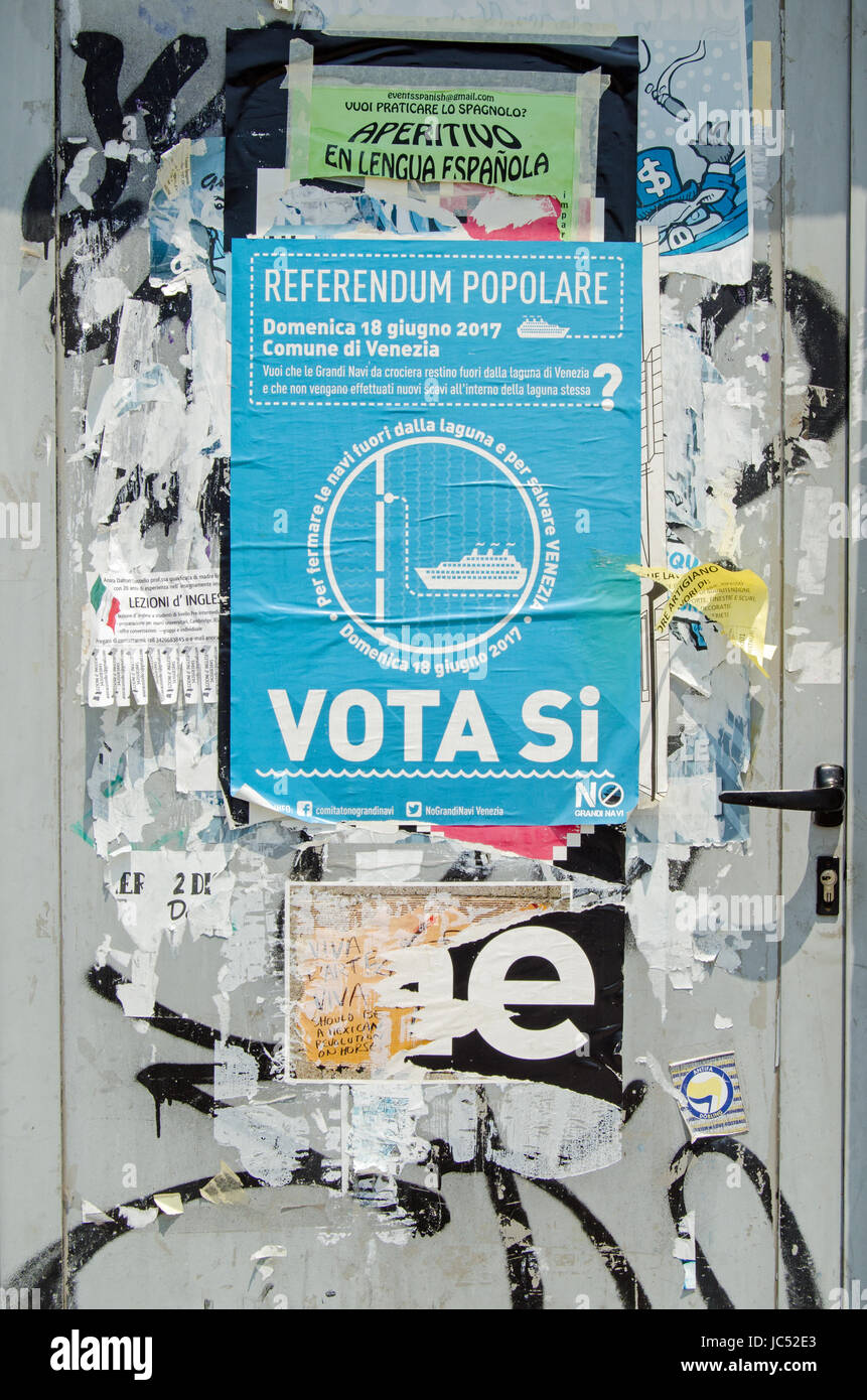 Venezia, Italia: Giugno 13, 2017: poster di promozione di un voto per fermare gli scavi per consentire più navi di crociera di ancorare nella Laguna veneziana. Campagna locale. Foto Stock