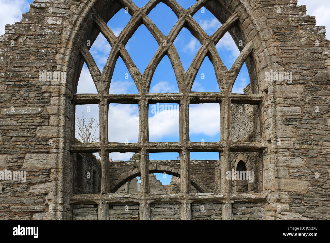 I cinque illuminati traceried sud finestra della Vecchia San Pietro Kirk rovina a Thurso, in Scozia. La chiesa del XII secolo è scoperchiata. Foto Stock