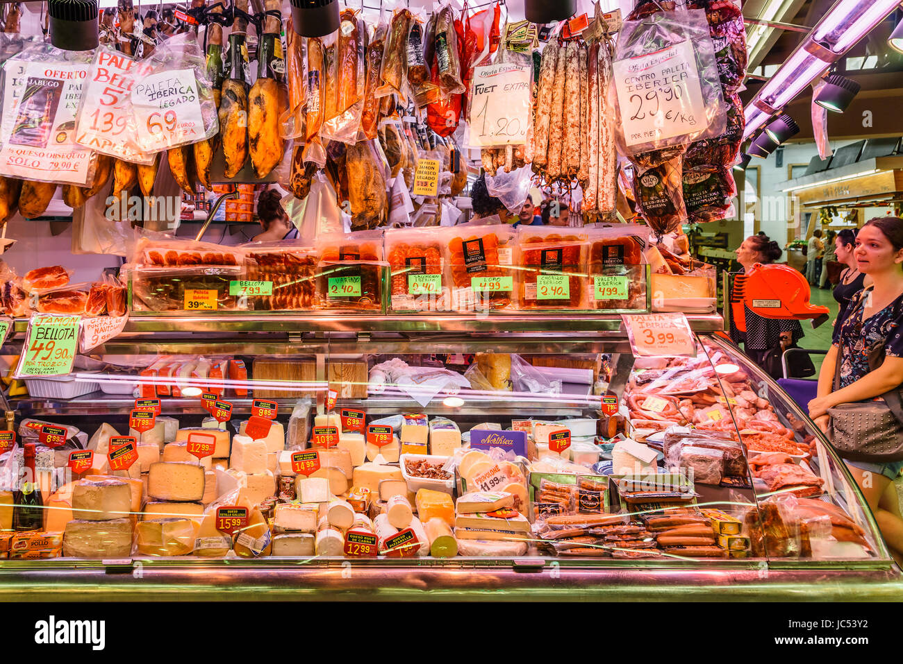 Barcellona, Spagna - Agosto 05, 2016: carni e formaggi e prodotti caseari in vendita in Santa Catarina Mercato della Città di Barcellona. Foto Stock