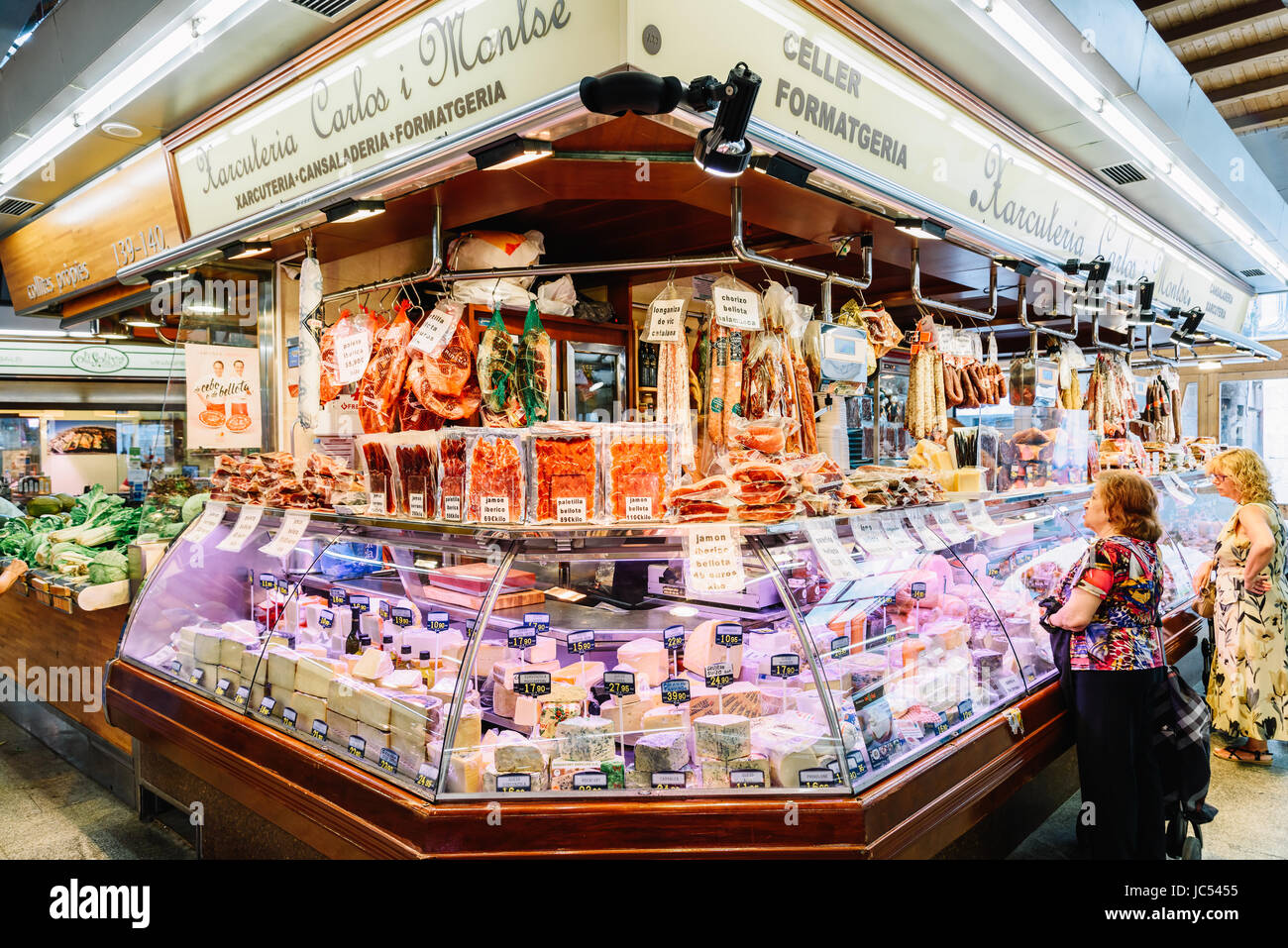 Barcellona, Spagna - Agosto 05, 2016: carni e formaggi e prodotti caseari in vendita in Santa Catarina Mercato della Città di Barcellona. Foto Stock