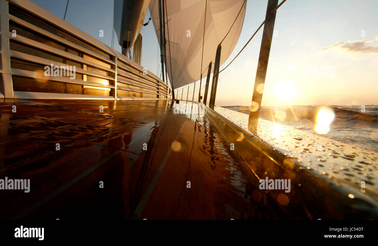 Nacira 67 progettato da Axel de Beaufort e creato/gestiti da spruzzare Yachting Management. Il risultato è una vasta pianificazione della forma dello scafo dotato di una chiglia canting, twin il timone di direzione e di sistema a 30 m di altezza del montante di rotazione. Foto Stock