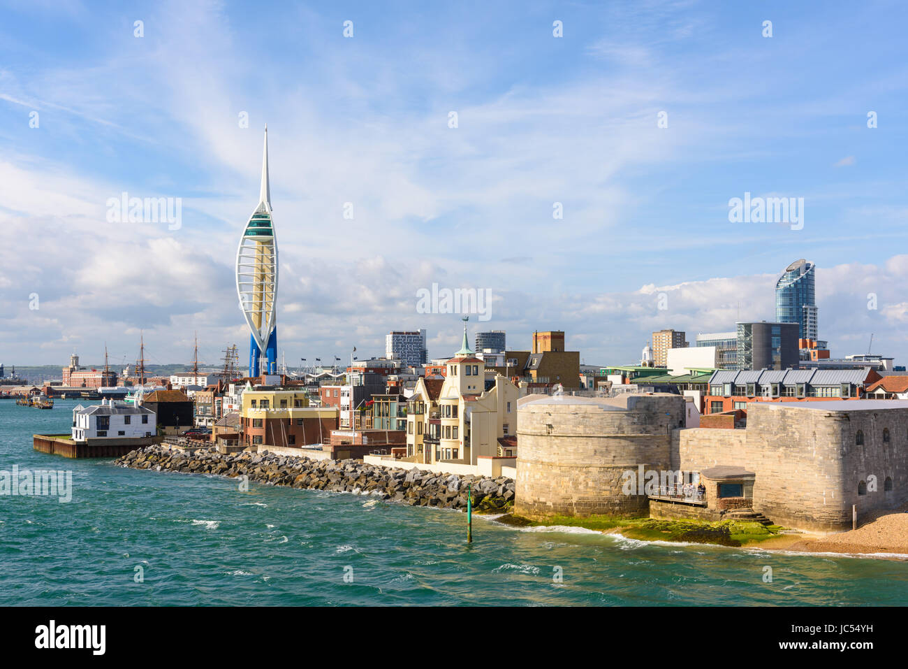 Spinnaker Tower & Round Tower, Portsmouth, Hampshire, Regno Unito Foto Stock