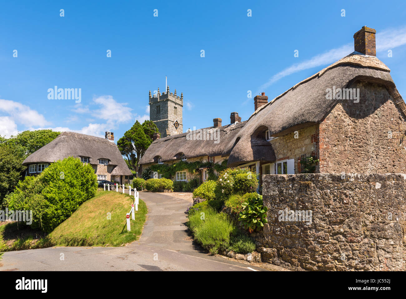Chiesa di tutti i Santi tower e cottage con il tetto di paglia, Godshill, Isle of Wight, Regno Unito Foto Stock