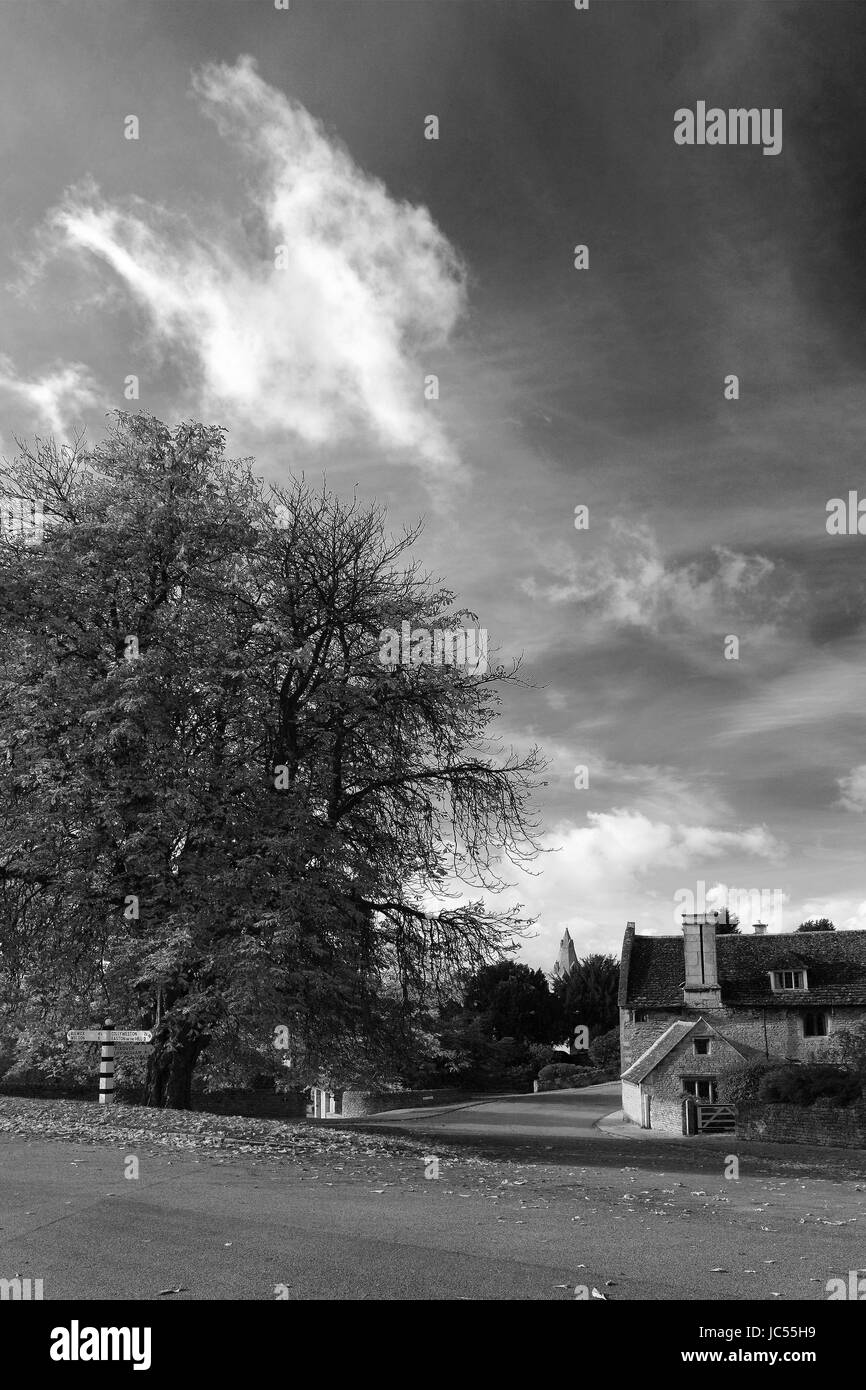 Vista autunnale del villaggio verde a Duddington village, Northamptonshire, Inghilterra; Gran Bretagna; Regno Unito Foto Stock