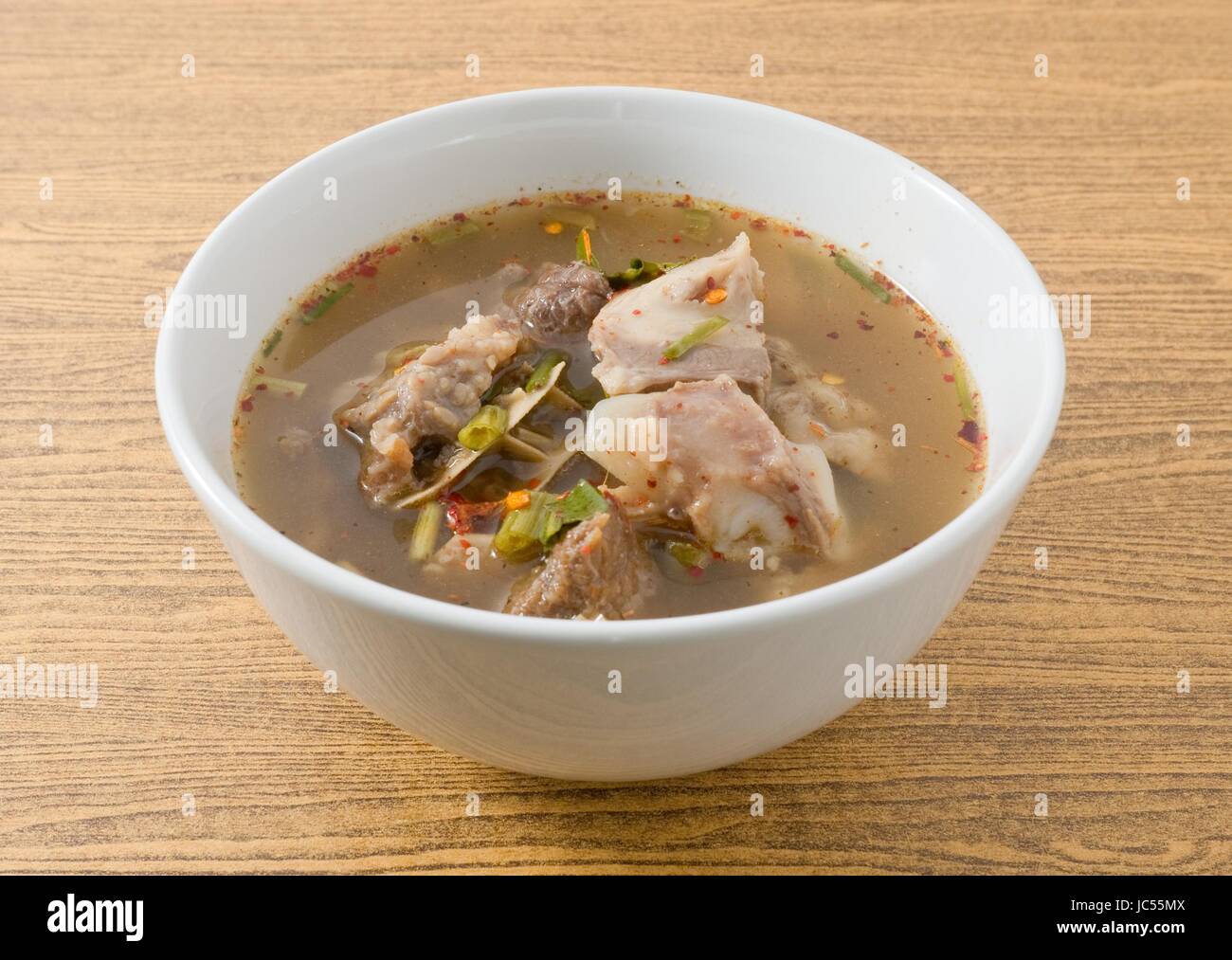 Cucina thailandese e cibo delizioso chiaro thai piccante e aspro zuppa con le interiora dei bovini in una ciotola. Foto Stock