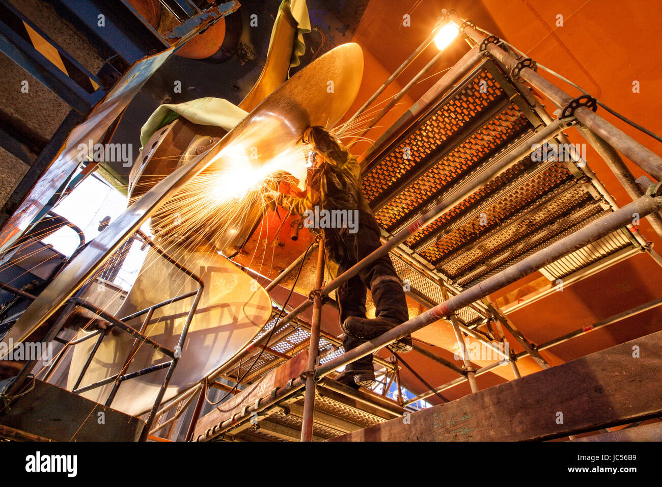 Damen Shiprepair & conversione ha decenni di esperienza nella riparazione, trasformazione, manutenzione, riattaccare e porto e i progetti di campagna, completando più di 1.500 posti di lavoro ogni anno per tutti i tipi di navi e di piattaforme. Foto Stock