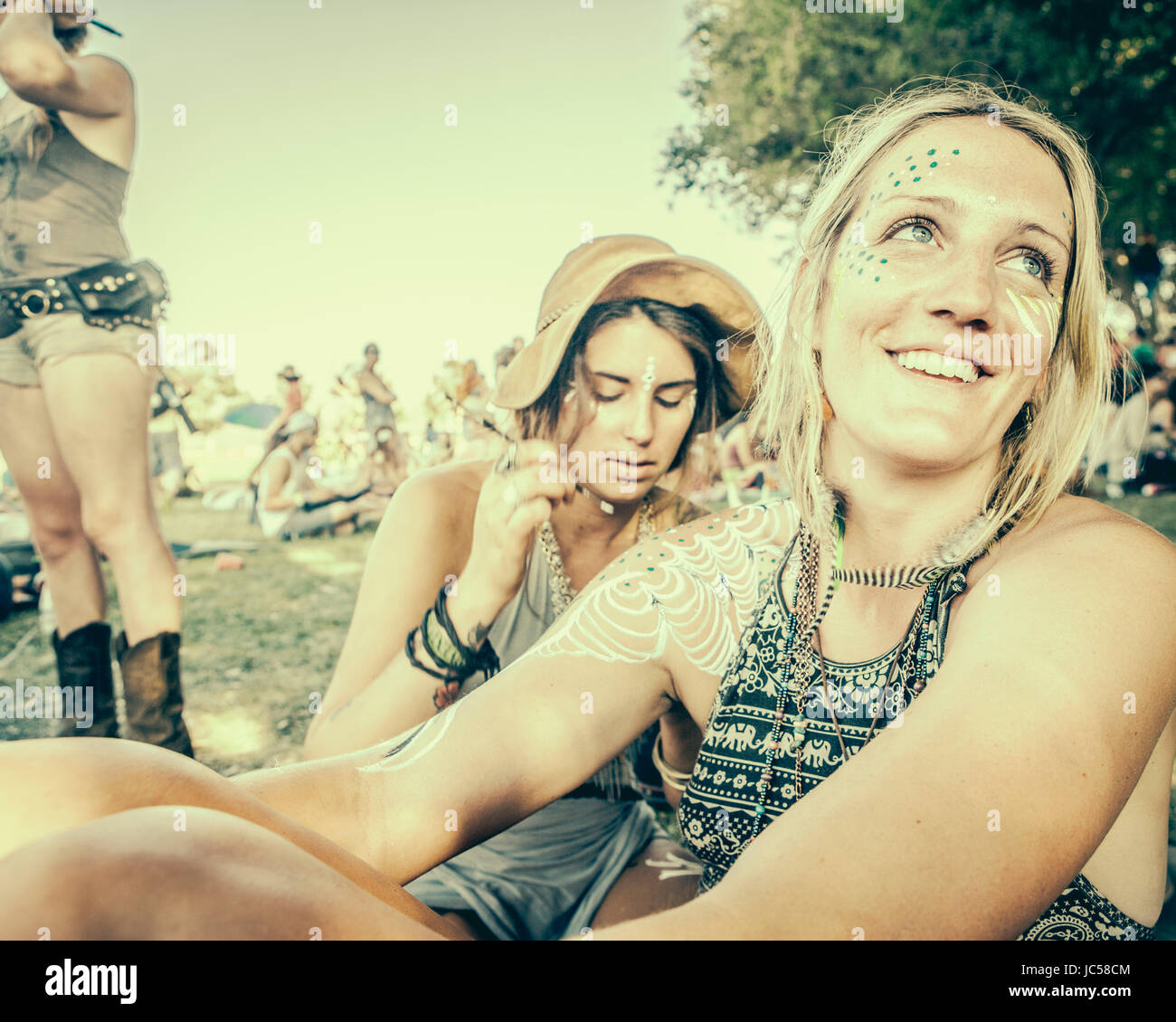 I frequentatori del festival rilassatevi con un po' di verniciatura della scocca. Foto Stock