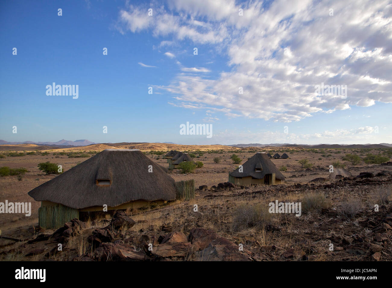 Villaggio africano nel deserto semi Foto Stock