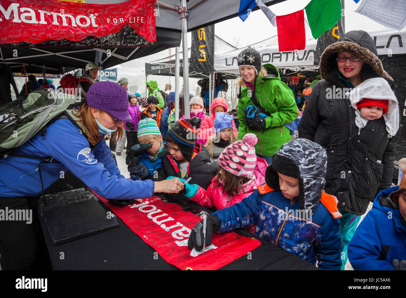 Una visita di gruppo scolastico segni una marmotta banner in marcia expo durante il ghiaccio Ouray Festival, Ouray Ice Park, Ouray, Colorado. Foto Stock