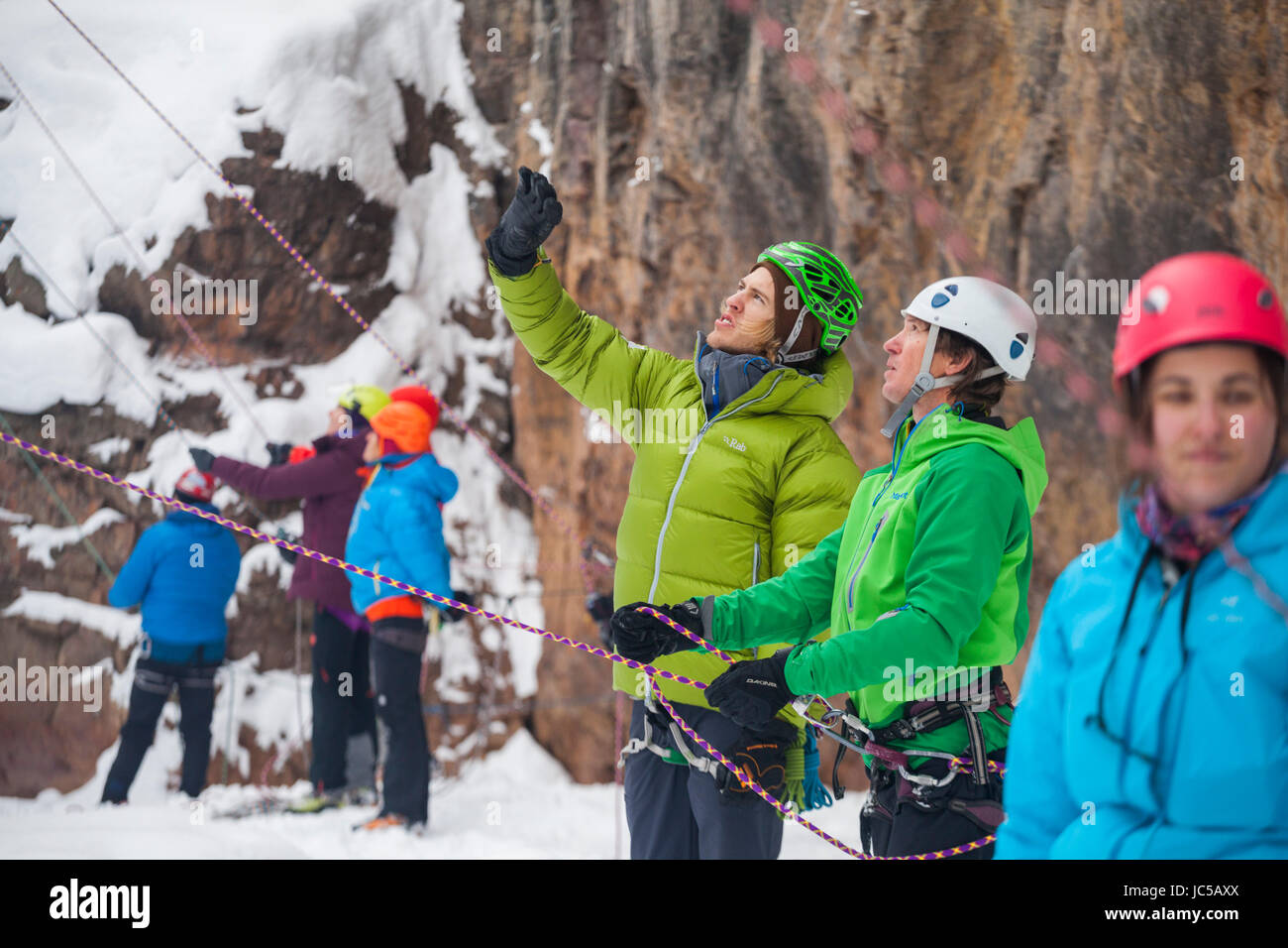 Un istruttore dà dei puntatori per uno studente presso un'arrampicata su ghiaccio clinic durante il ghiaccio Ouray Festival presso il Parco di ghiaccio in Ouray, Colorado. Foto Stock
