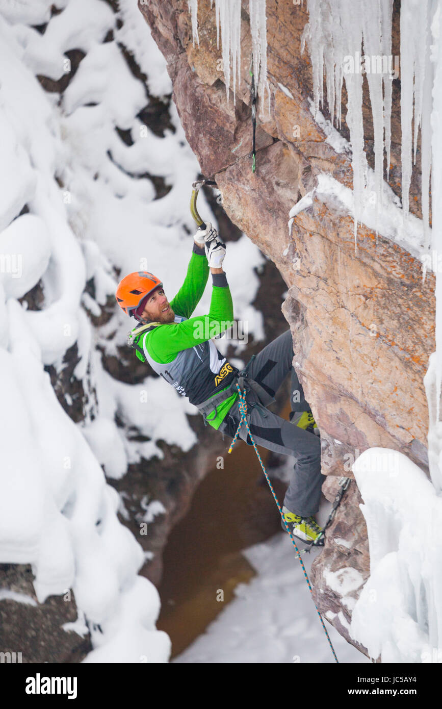 Concessione Kleeves compete nel 2016 Ouray Festival Ice Elite escalation mista la concorrenza all'Ice Park di Ouray, Colorado. Manicotti posti xiv in uomini della divisione. Foto Stock