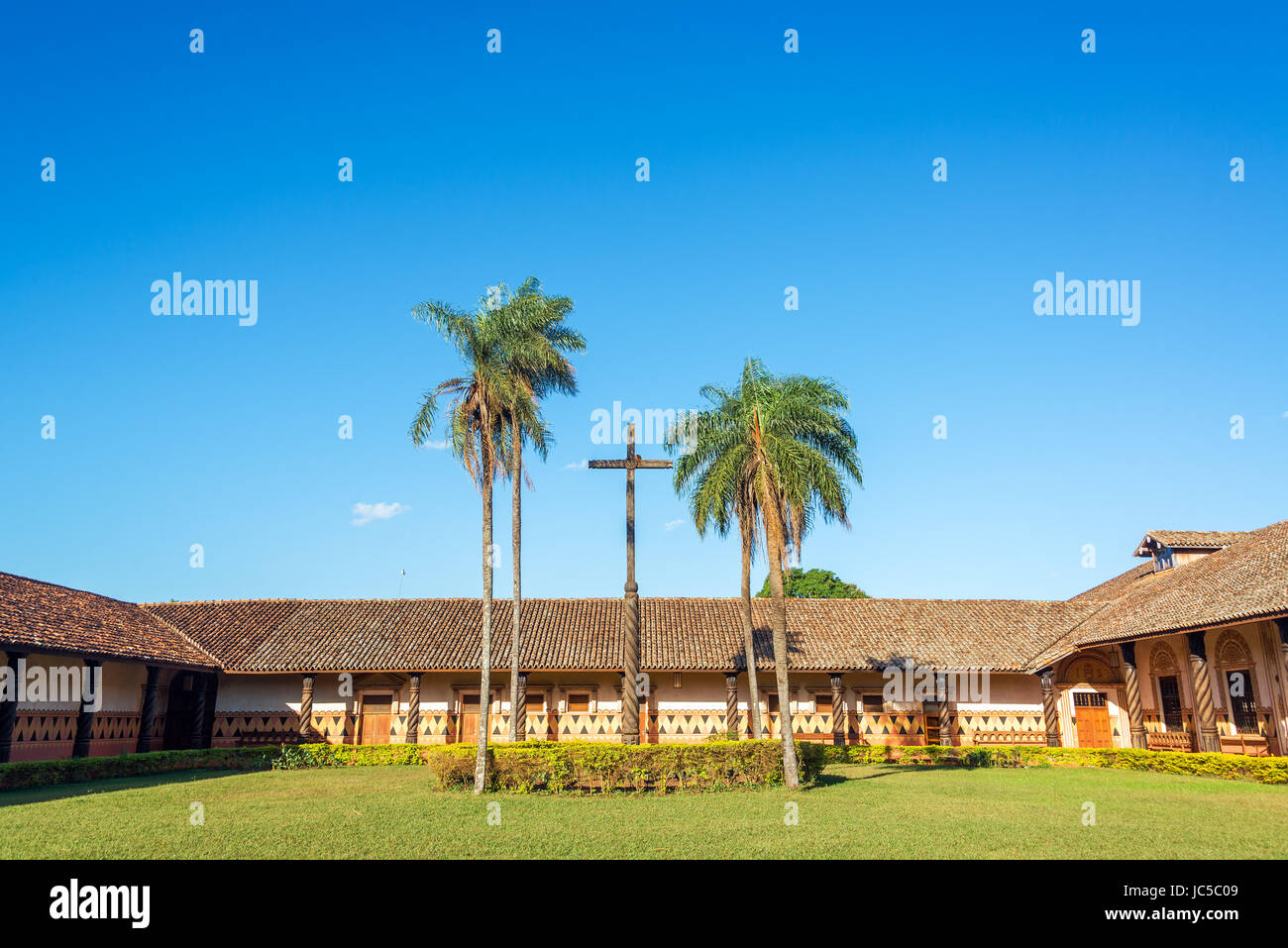 Cortile e croce nel Patrimonio Mondiale UNESCO missione gesuita in Concepcion, Bolivia Foto Stock