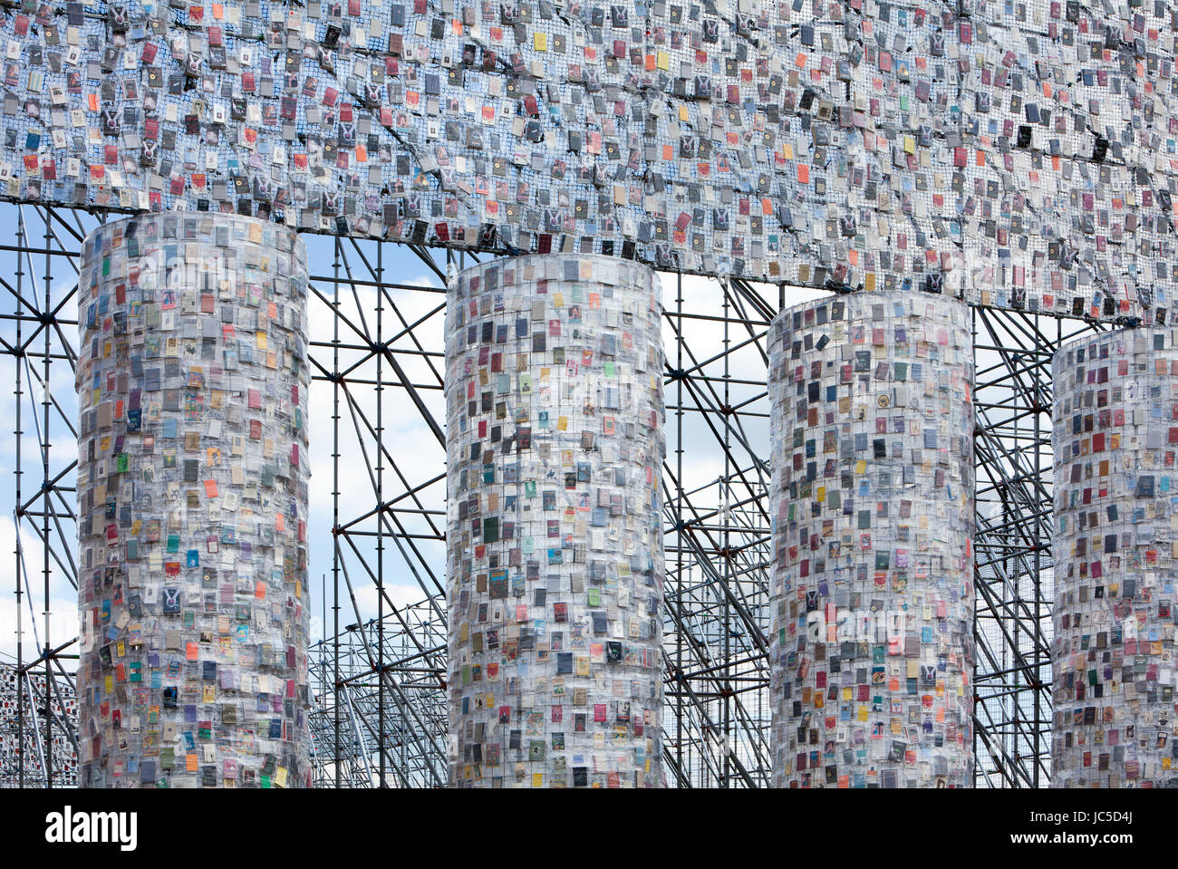 'Il Partenone di libri' dell'Argentino artista concettuale Marta Minujin, documenta 14 mostra, 2017, Kassel, Germania, Europa Foto Stock