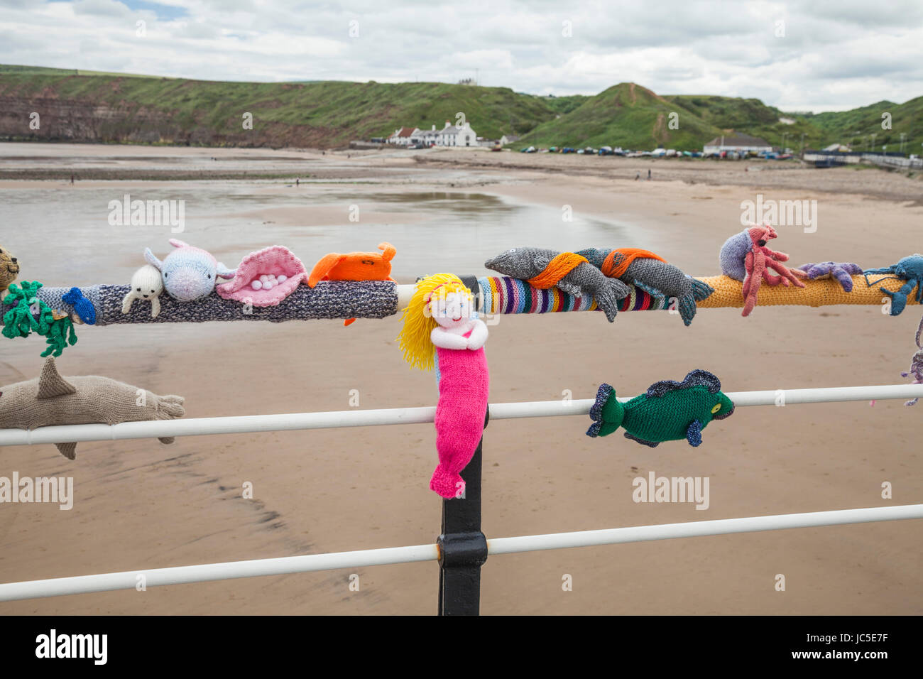 Il molo con la maglia di creature del mare a Saltburn dal mare, England, Regno Unito Foto Stock
