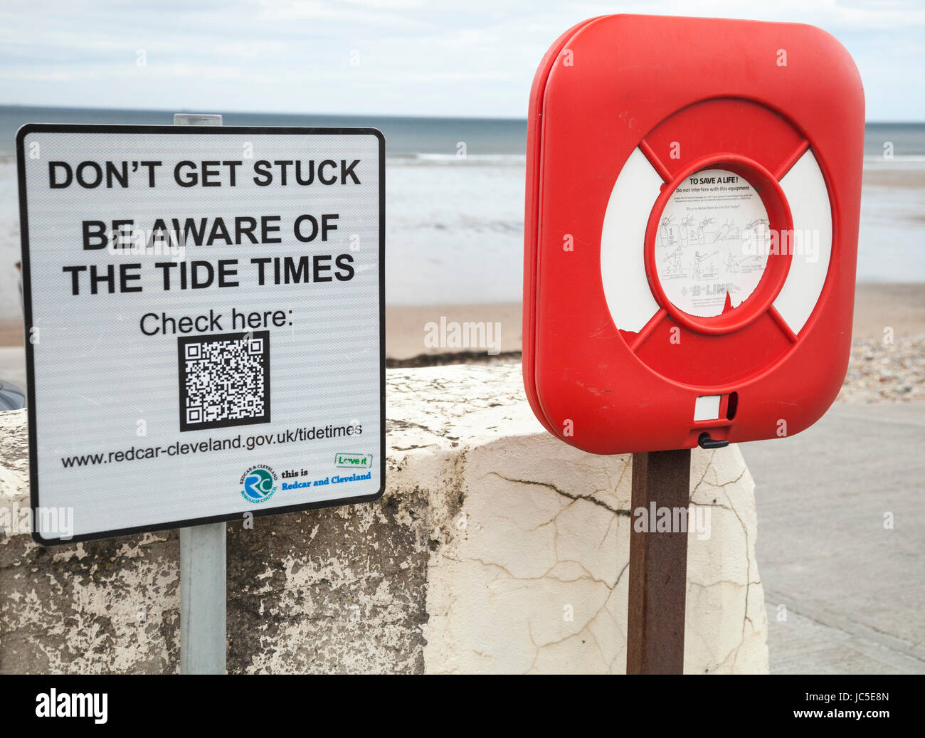 Avviso con codice QR sui tempi di marea e sulla cintura di salvataggio sul lungomare di Saltburn by the Sea, Inghilterra, Regno Unito Foto Stock