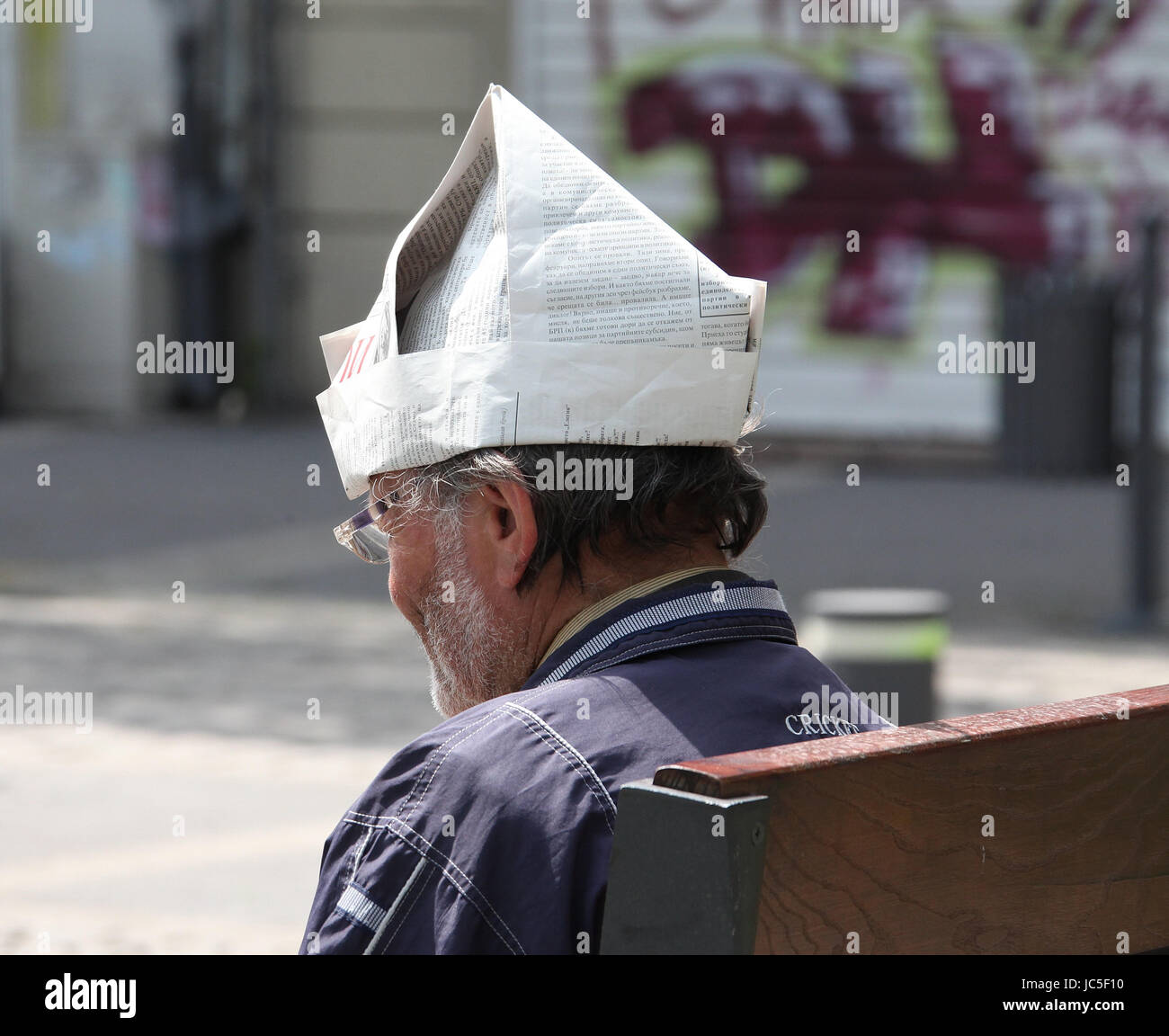 Uomo che indossa un cappello di giornale in Bulgaria Foto stock - Alamy