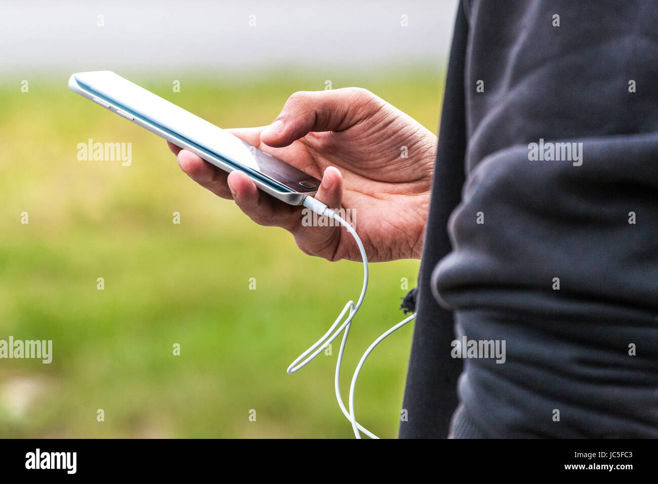 Primo piano di un uomo che usa il telefono cellulare, SMS con smartphone, dati mobili, chat, comunicazione con gli amici tecnologia dell'informazione, Internet Foto Stock