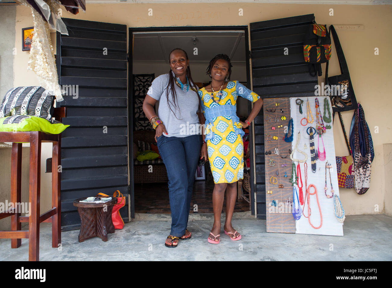 Un piccolo negozio proprietario fuori del suo negozio, Nigeria, Africa. Foto Stock