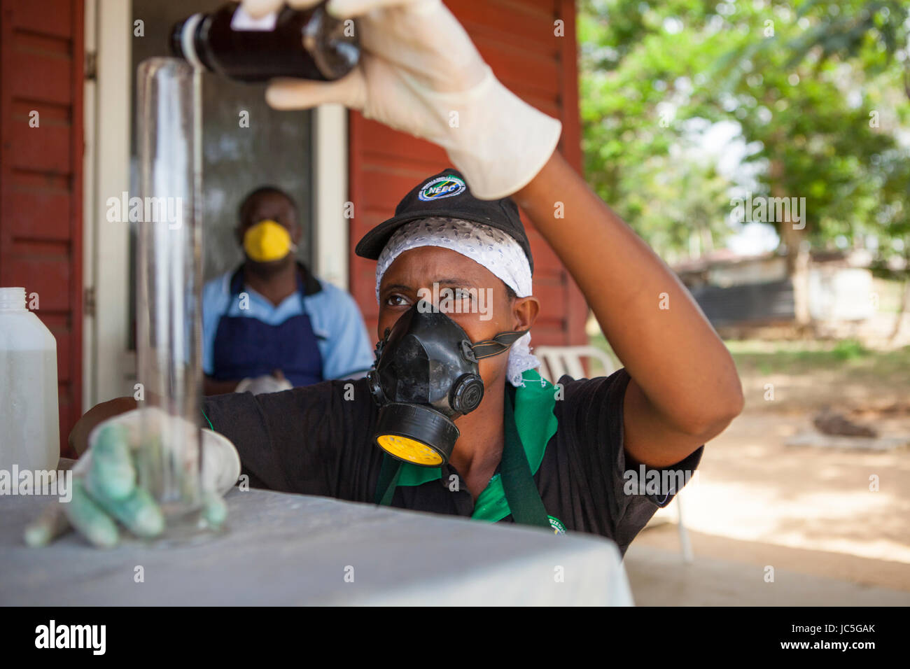 Femmina proprietario di piccola impresa, rendendo i prodotti di pulizia, Tanzania africa Foto Stock