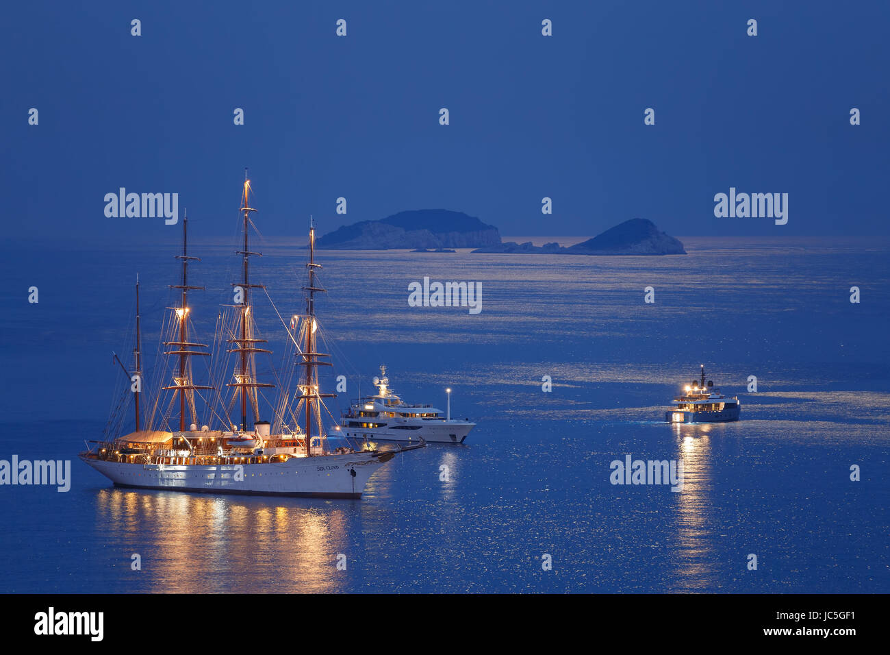 Barca a vela al chiaro di luna a Dubrovnik, Croazia Foto Stock