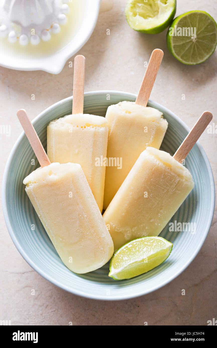 Noce di cocco Lime ghiaccioli gelati Foto Stock