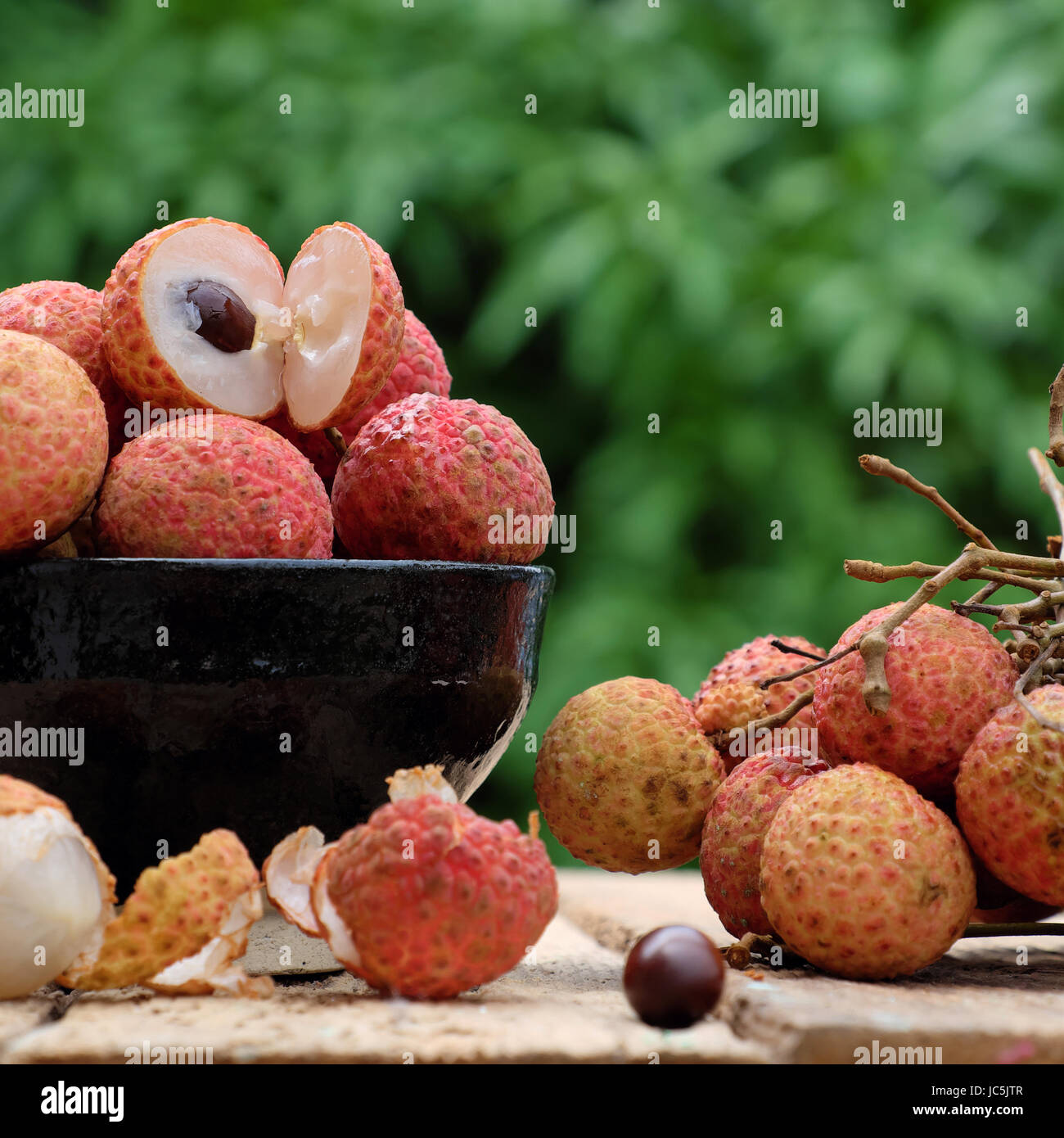 Close up di litchi frutto o lychee frutti, un'agricoltura tropicale prodotto a Luc Ngan, Bac Giang, Vietnam, cesto di Vai thieu su sfondo verde Foto Stock