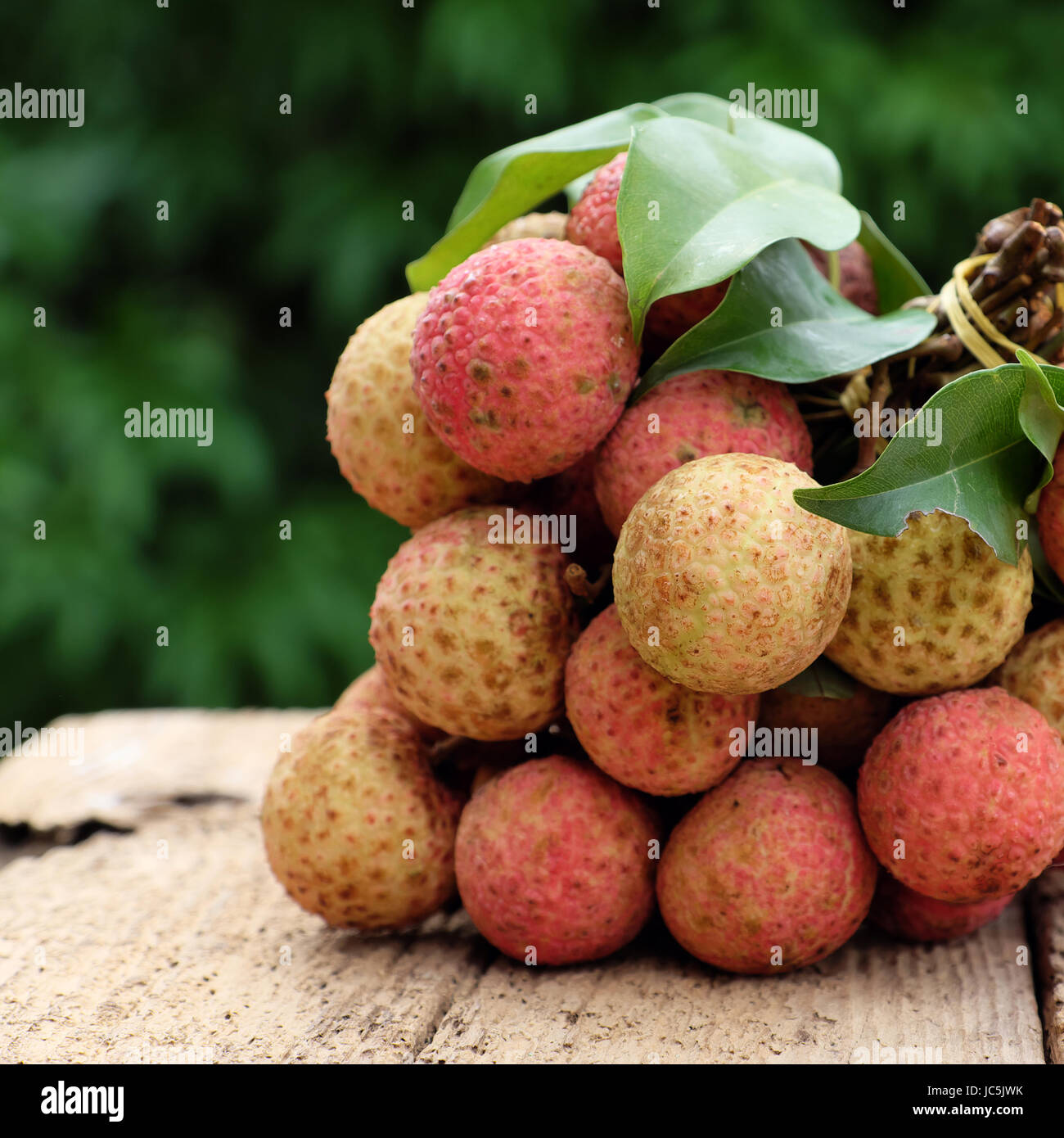 Il Vietnam frutta, litchi o litchi, frutti tropicali che deliziosi dolci a Bac Giang, mazzetto di vai thieu su sfondo verde Foto Stock