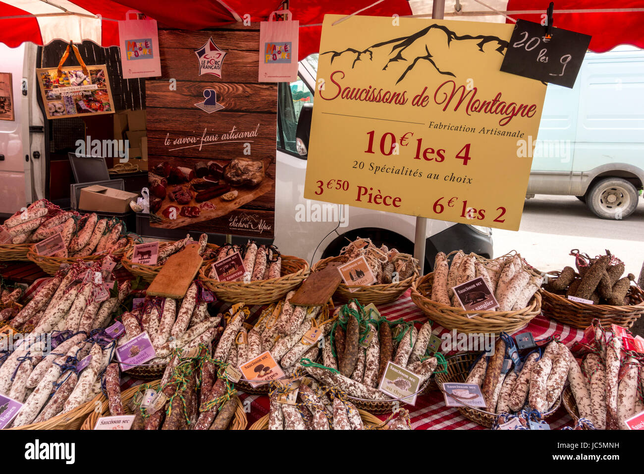 Salsiccia artigianale (Dry cured salsicce) stallo in un mercato all'aperto, Arles, Provenza, Francia Foto Stock