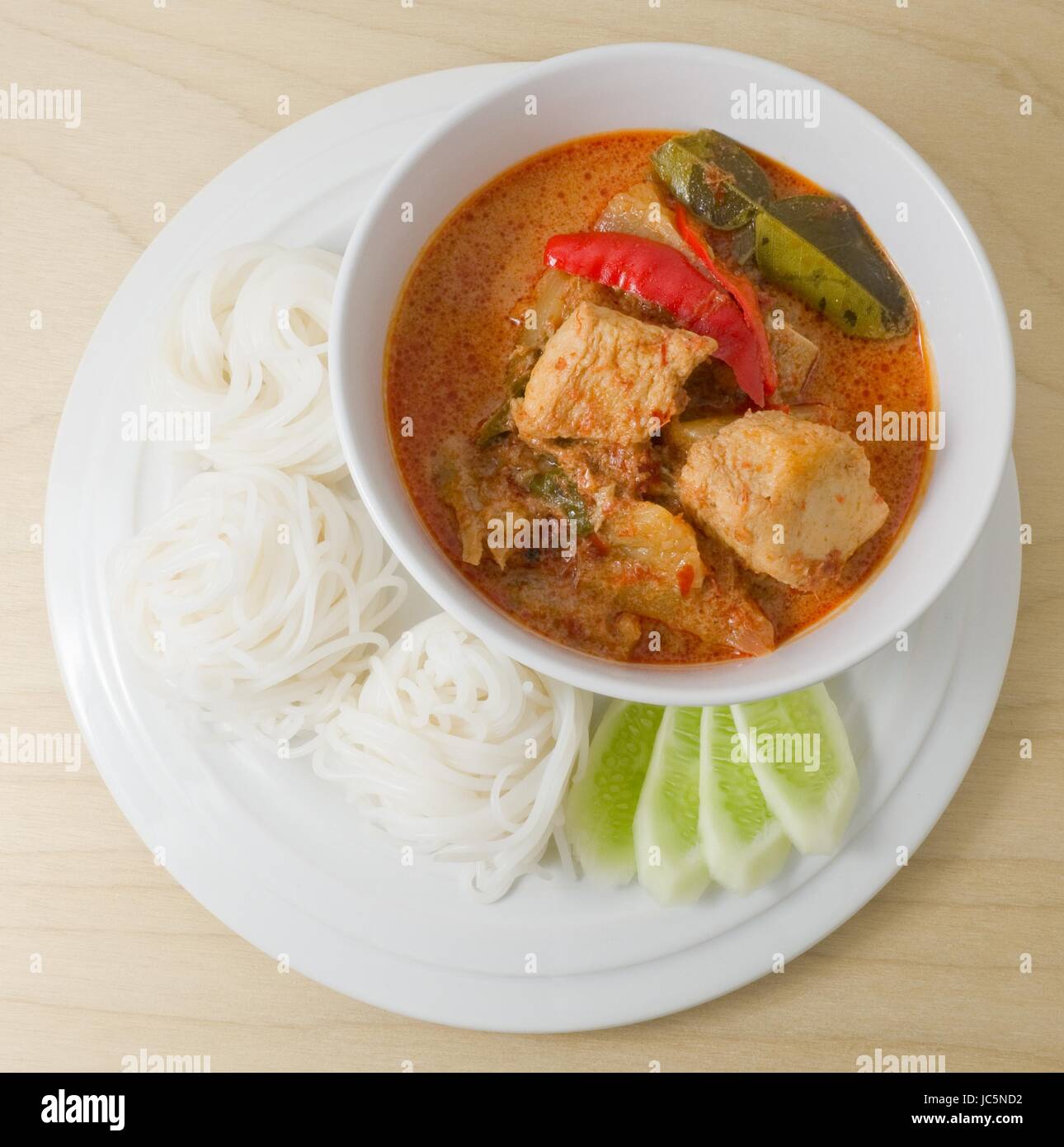 Cibo vegan, Curry rosso con trama di proteine vegetali, ananas e latte di cocco. Foto Stock