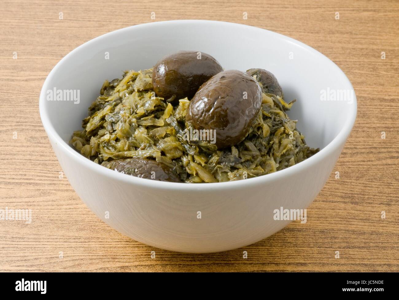 Cinese tradizionale cibo, una ciotola di sottaceto tritati Cavolo cinese cinese con olive. Foto Stock