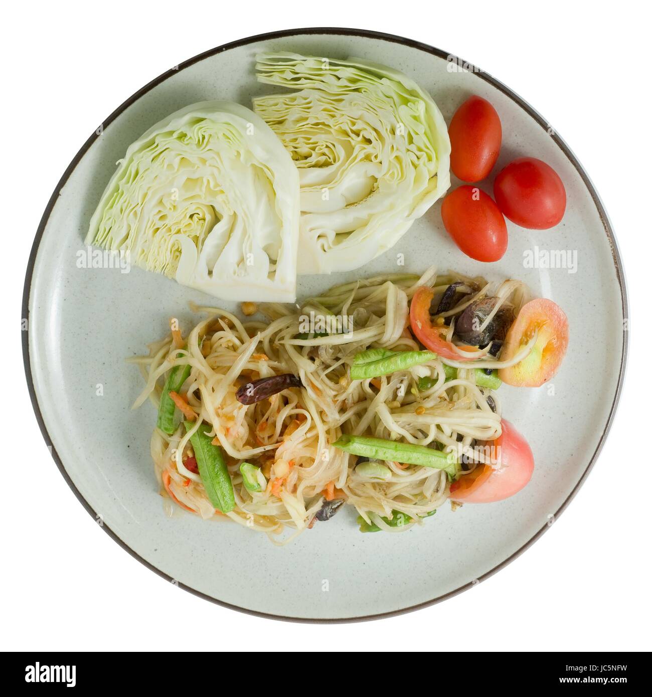 Cucina thailandese e cibo tailandese tradizionale Som Tam o papaia verde insalata di papaya acerba, Yardlong Fave pomodoro, peperoncino, arachidi e calce. Foto Stock