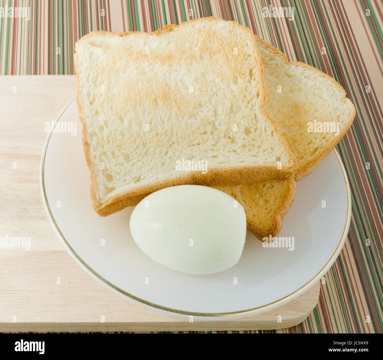 La cucina e il cibo, deliziosa casa Brown Toast con uova sode in una piastra bianca per la prima colazione. Foto Stock